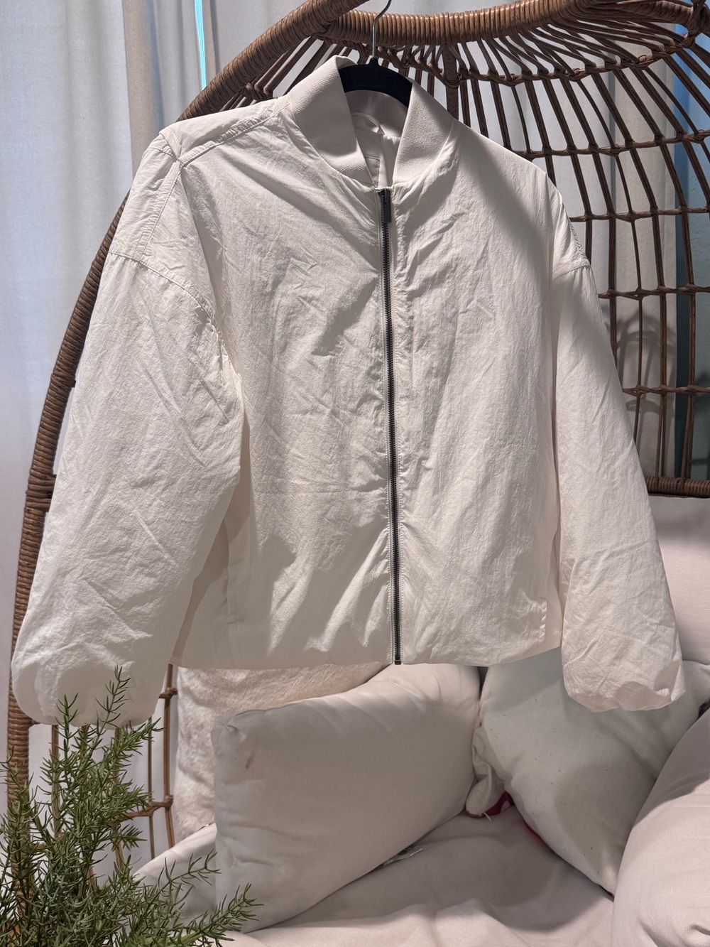 Vuori Women’s White Zip Front Bomber Jacket